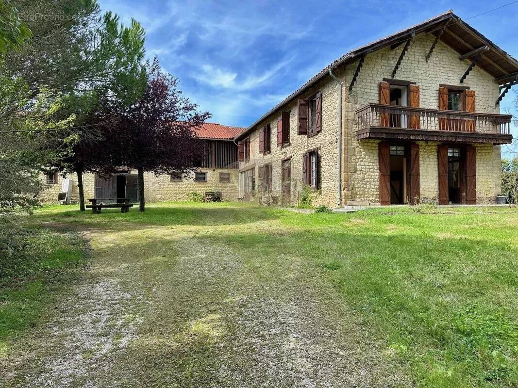 Maison à MONLEON-MAGNOAC