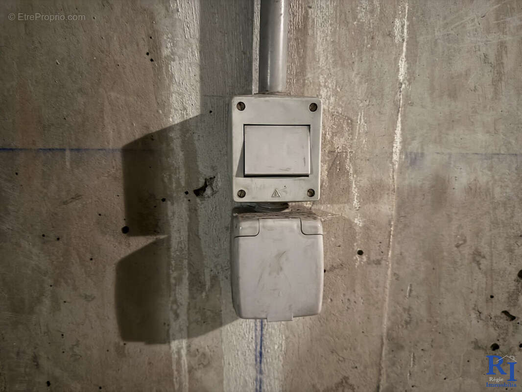 Disposant de l'electricité - Parking à GRENOBLE