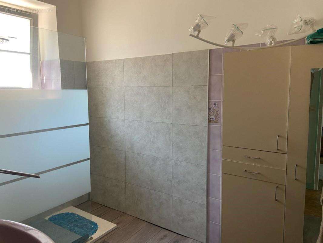 Moutiers sur lay en plein coeur du bourg maison en pierres renovee 4 chambres avec locataire en place - photo 8