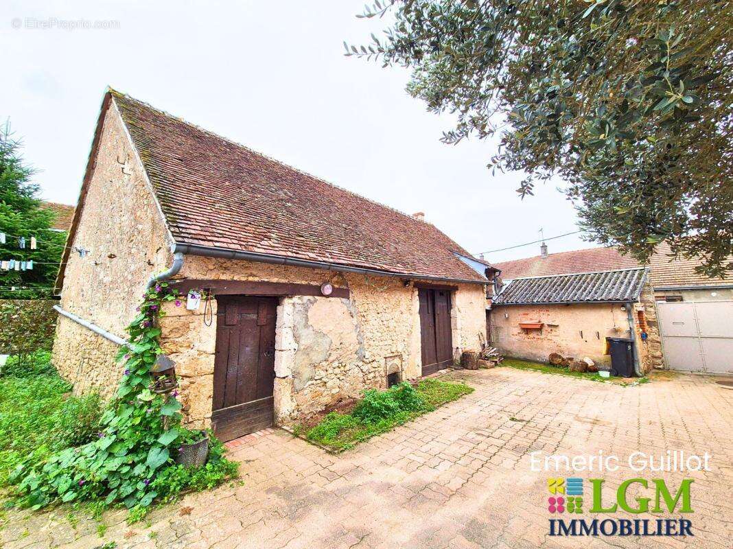Deux maisons 172 m² habitables - Garages - Atelier - Caves – Terrain clos de 690 m² – Villebarou (41000) - photo 5