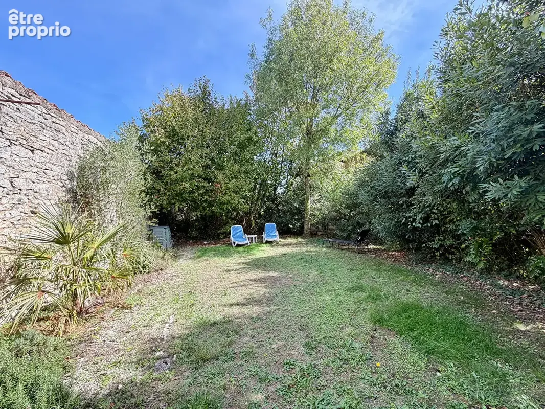 Belle maison de ville de caractère avec de beaux volumes, jardin privé au coeur de Ruffec - photo 2
