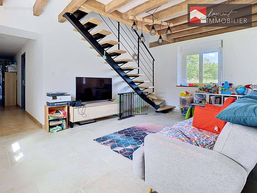 Maison à BAGE-LA-VILLE