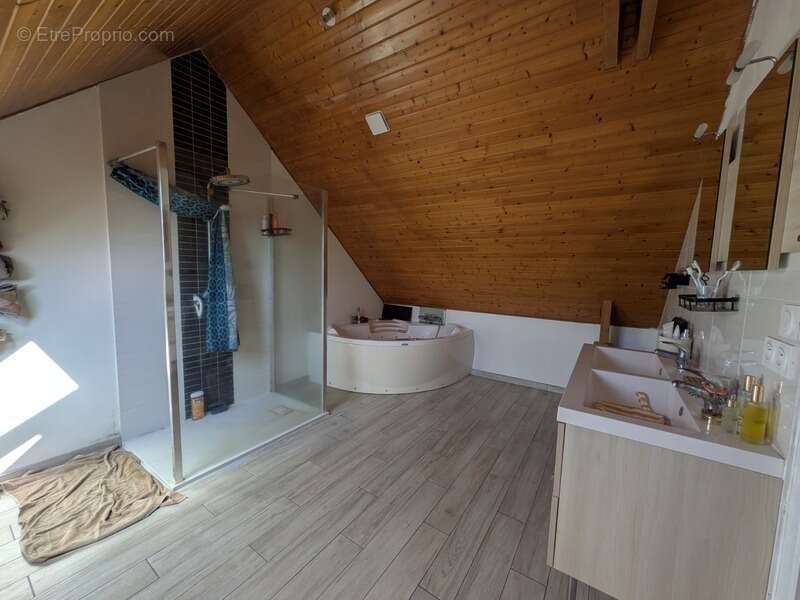 Ploërdut jolie longère rénovée de 170m² envion de 5 pièces deux garages parcelle de 2840m² environ - photo 14