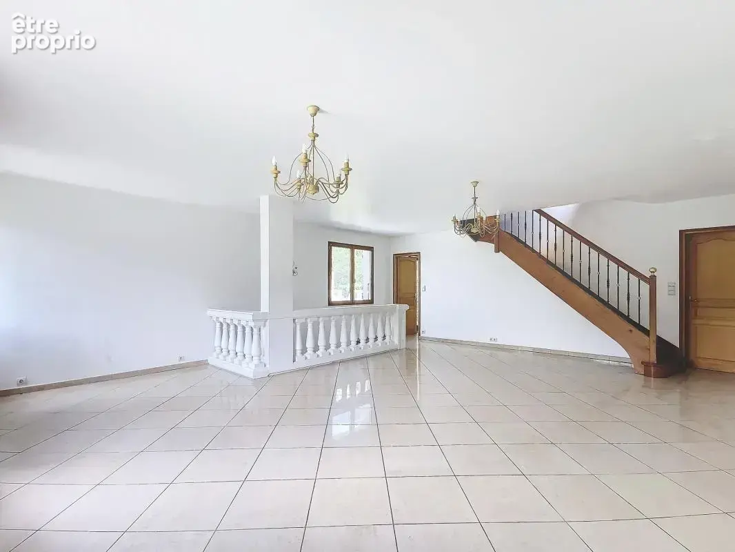 St Joseph de Rivière, spacieuse maison 5P 180 m2 avec terrain de 815 m2 face à la Sure - photo 6