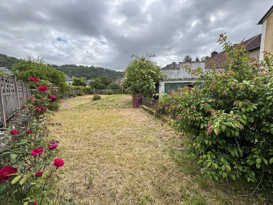 Jardin - Maison à CHAMPS-SUR-TARENTAINE-MARCHAL
