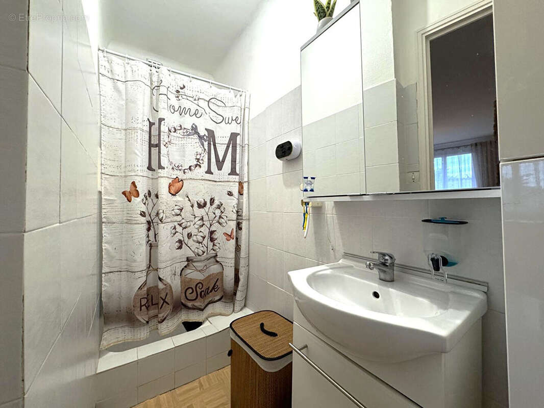 Appartement à BAGNOLS-SUR-CEZE
