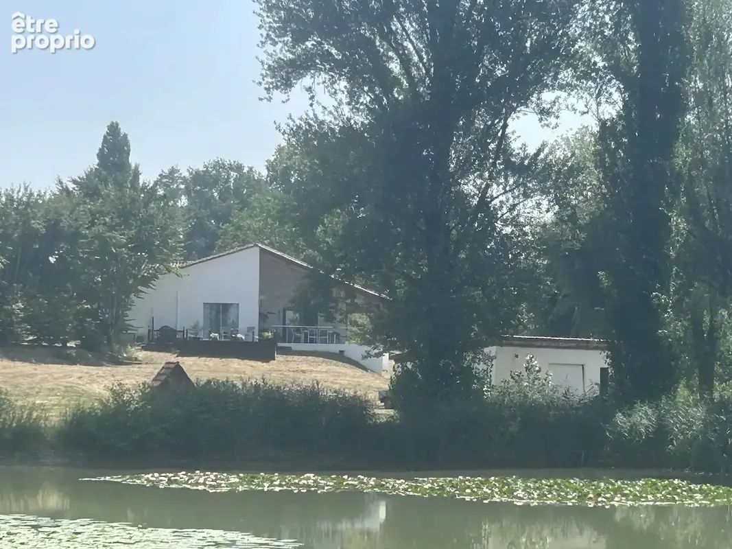 Maison d'architect avec étang, piscine, dépendances au calme. - photo 17
