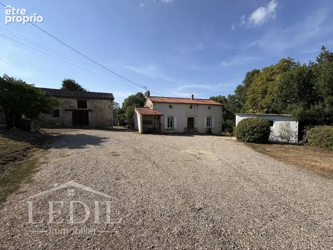 Propriété de campagne avec dépendances et terrain - photo 2
