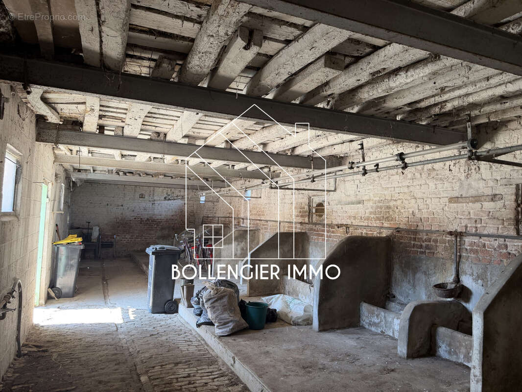 Corps de ferme au carré à renover. BEAU POTENTIEL. - photo 14