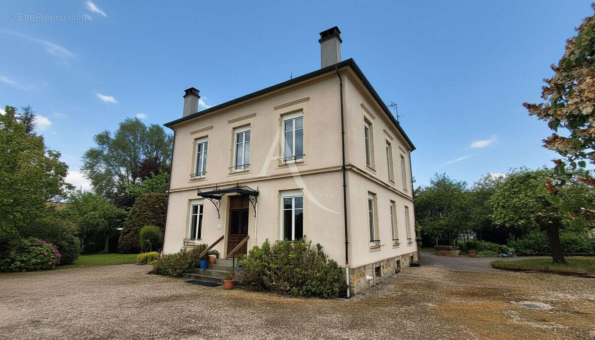 Propriété fermée avec dépendances et jardin - photo 3