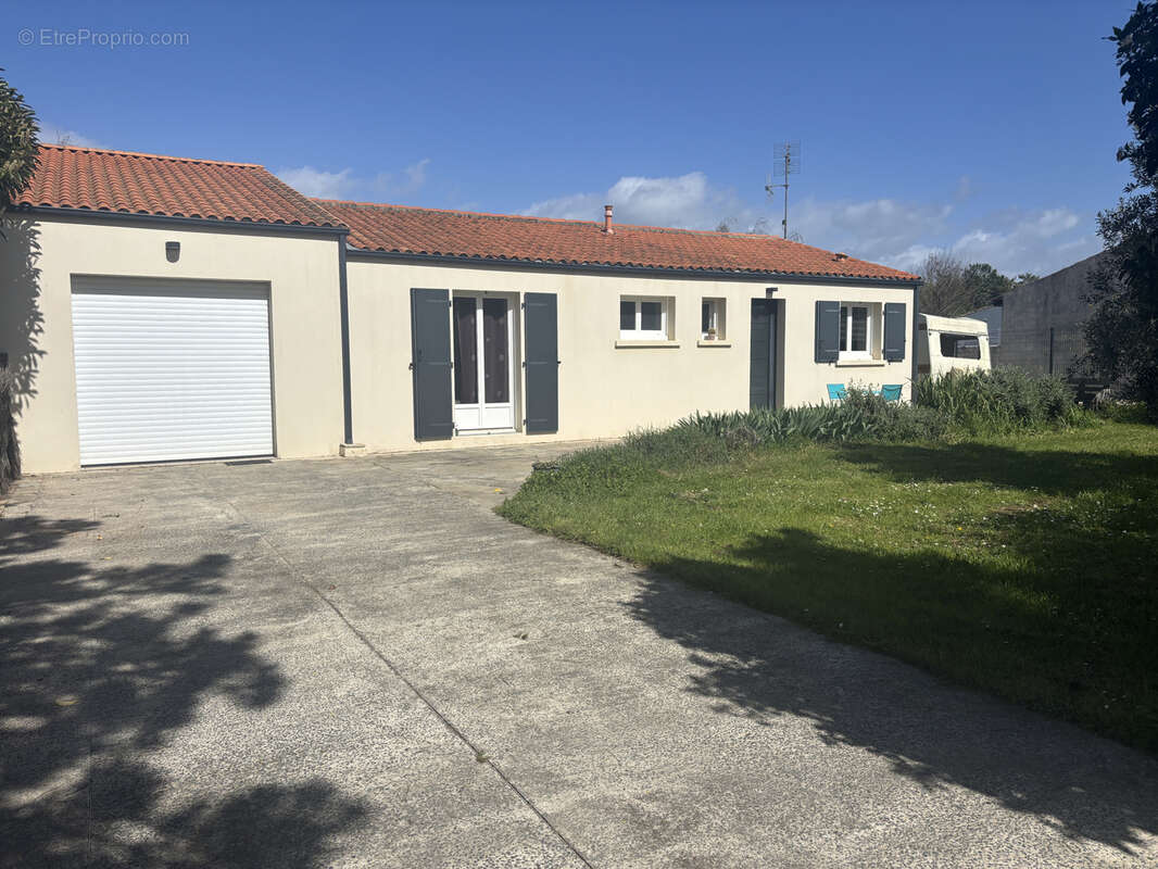 Maison à SAINT-LAURENT-DE-LA-PREE