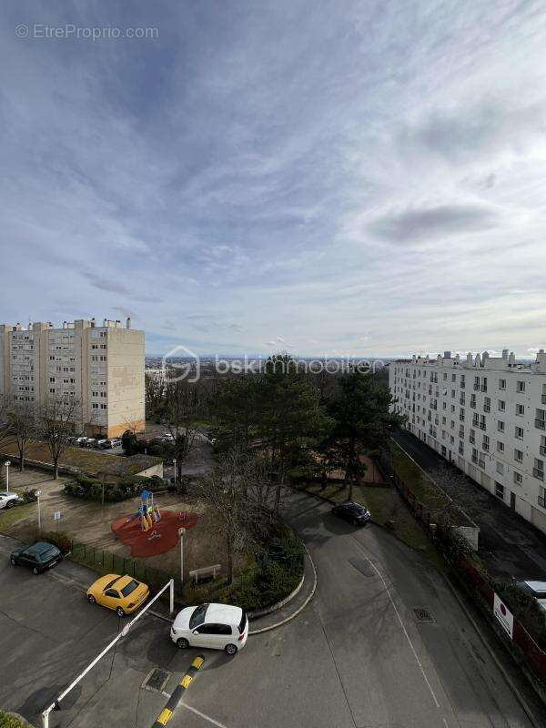 CALUIRE-ET-CUIRE – Appartement traversant avec vue panoramique exceptionnelle ! - photo 8