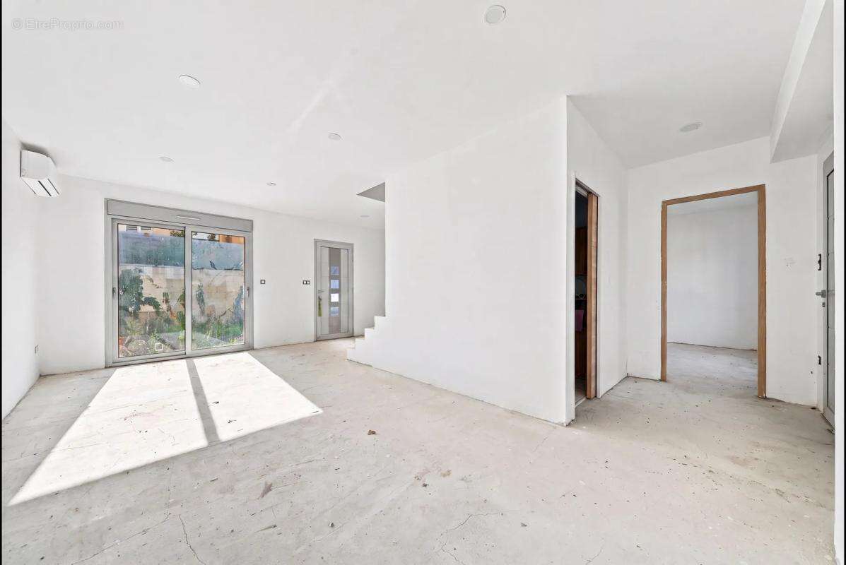 Maison de 7 pièces de 150 m² à Villejuif - photo 2