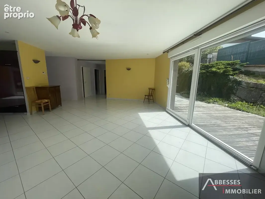 EN EXCLUSIVITÉ : SAINT NABORD - Pavillon de plain pied avec terrasse et garage - photo 5