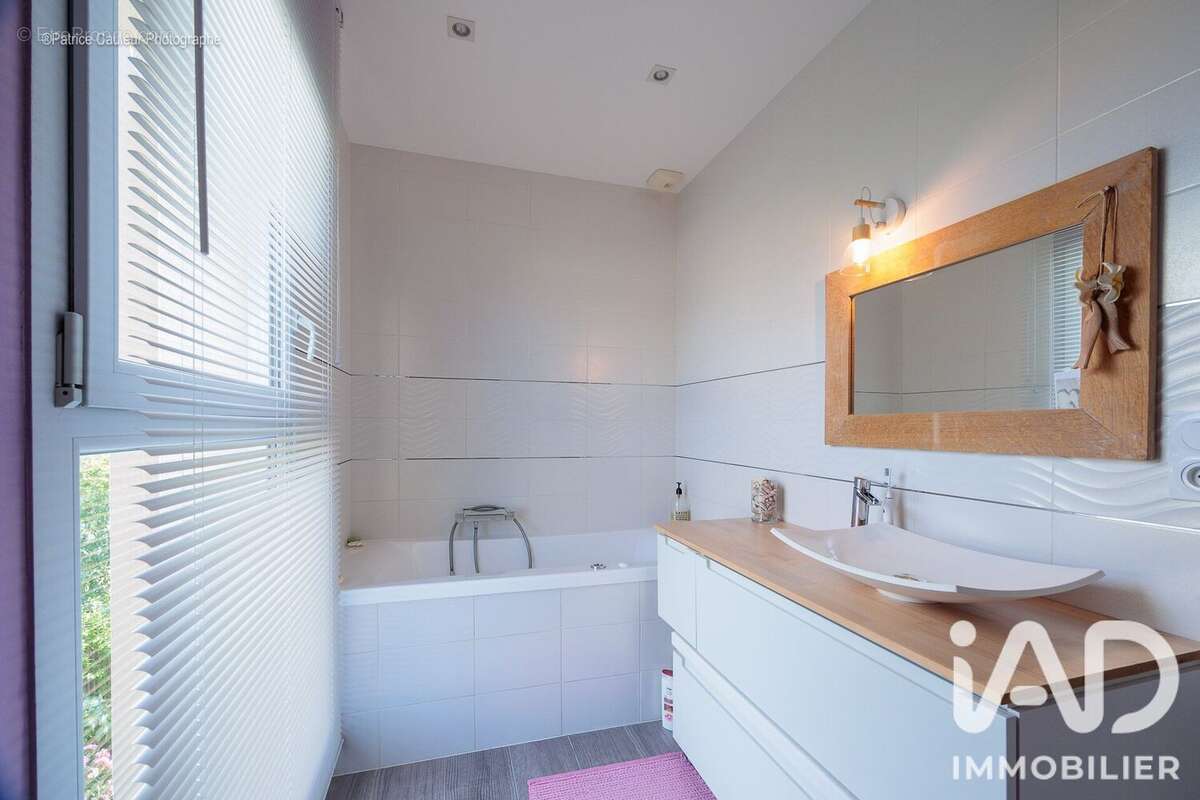 Maison 110 m² à Saint-Genis-Les-Ollieres  - photo 9