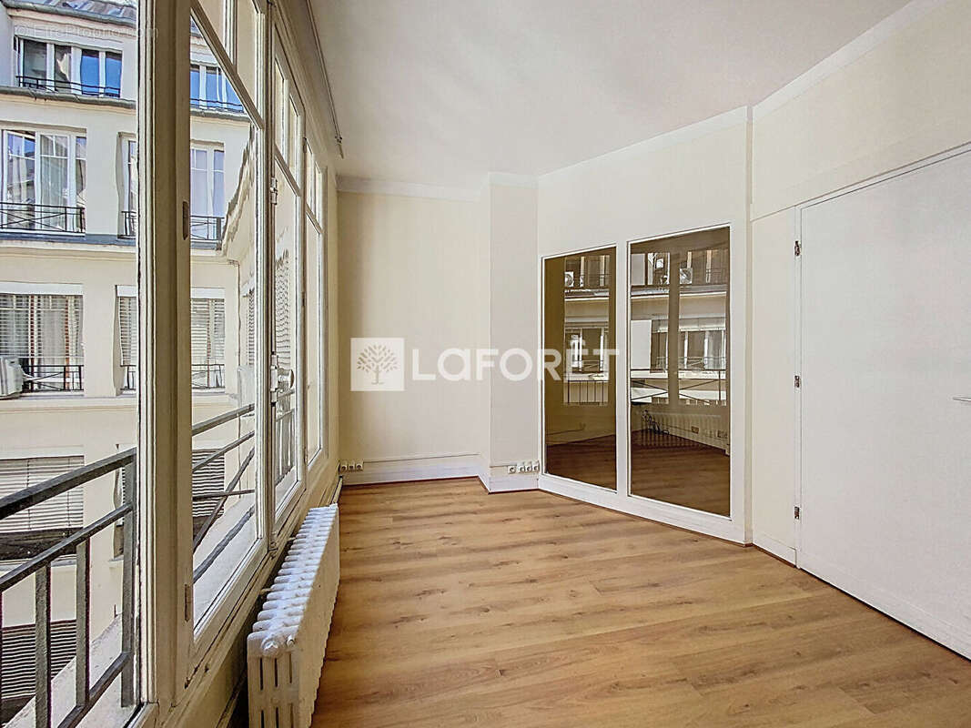 Commerce à PARIS-8E