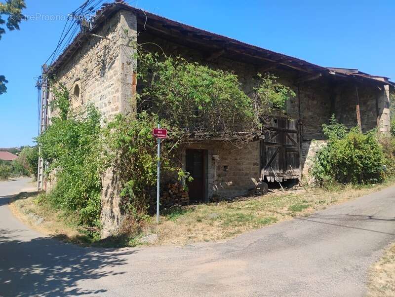 Coup de cœur : Charme, authenticité et potentiel  Maison mitoyenne 5 pièces SAINT PIERRE LE VIEUX (71) - photo 3