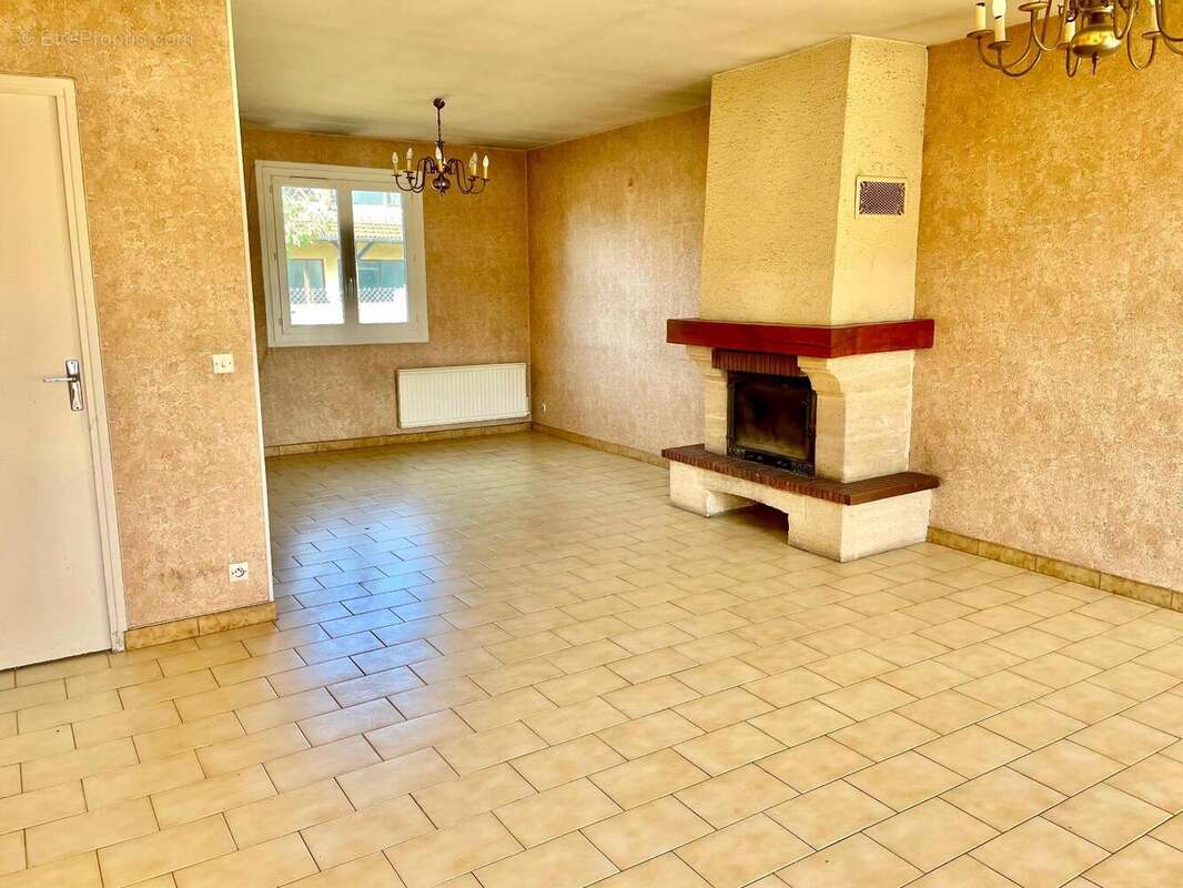   - Maison à DECINES-CHARPIEU