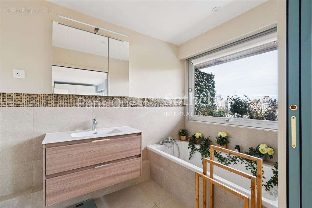 Appartement à NEUILLY-SUR-SEINE