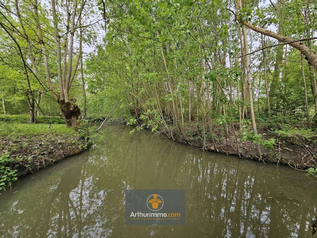 Terrain à SAINT-HILAIRE-LA-PALUD
