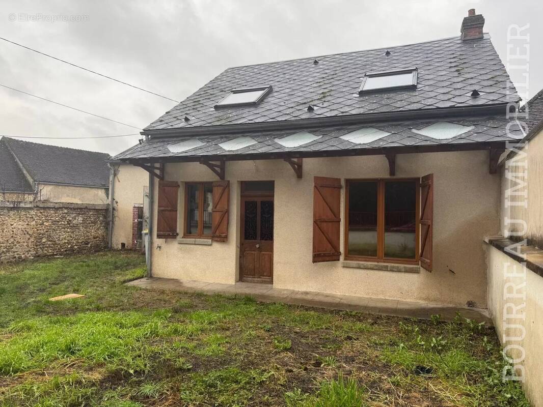 Maison à LA CELLE-SAINT-CYR