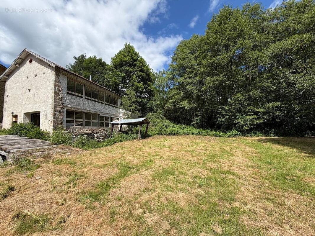 Maison 10 pièces 109 m² · à Celles-sur-Durolle · 109 m² · 130 000 €