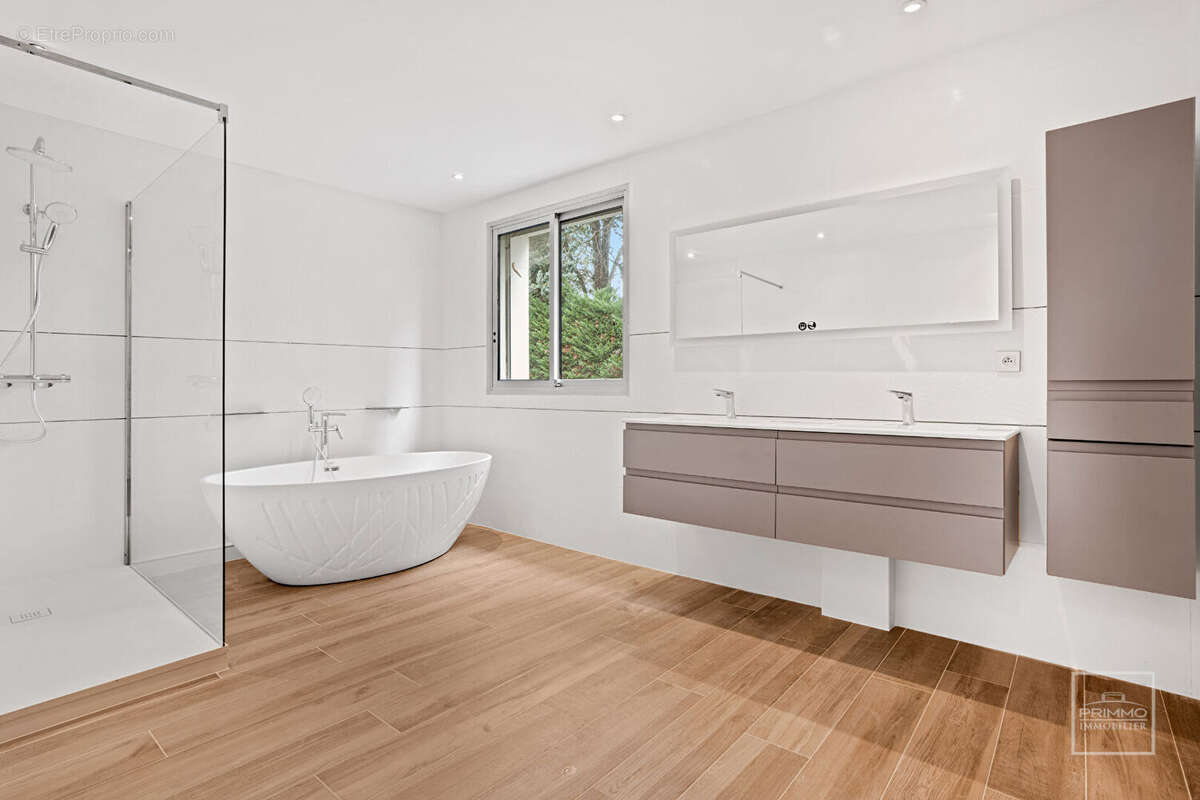 SAINT CYR AU MONT D'OR, Maison de 240m² sur 3200m² de terrain plat, arboré et clos - photo 3