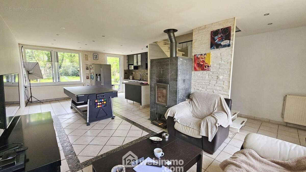 Un séjour avec son poêle à bois. - Maison à MILLY-LA-FORET