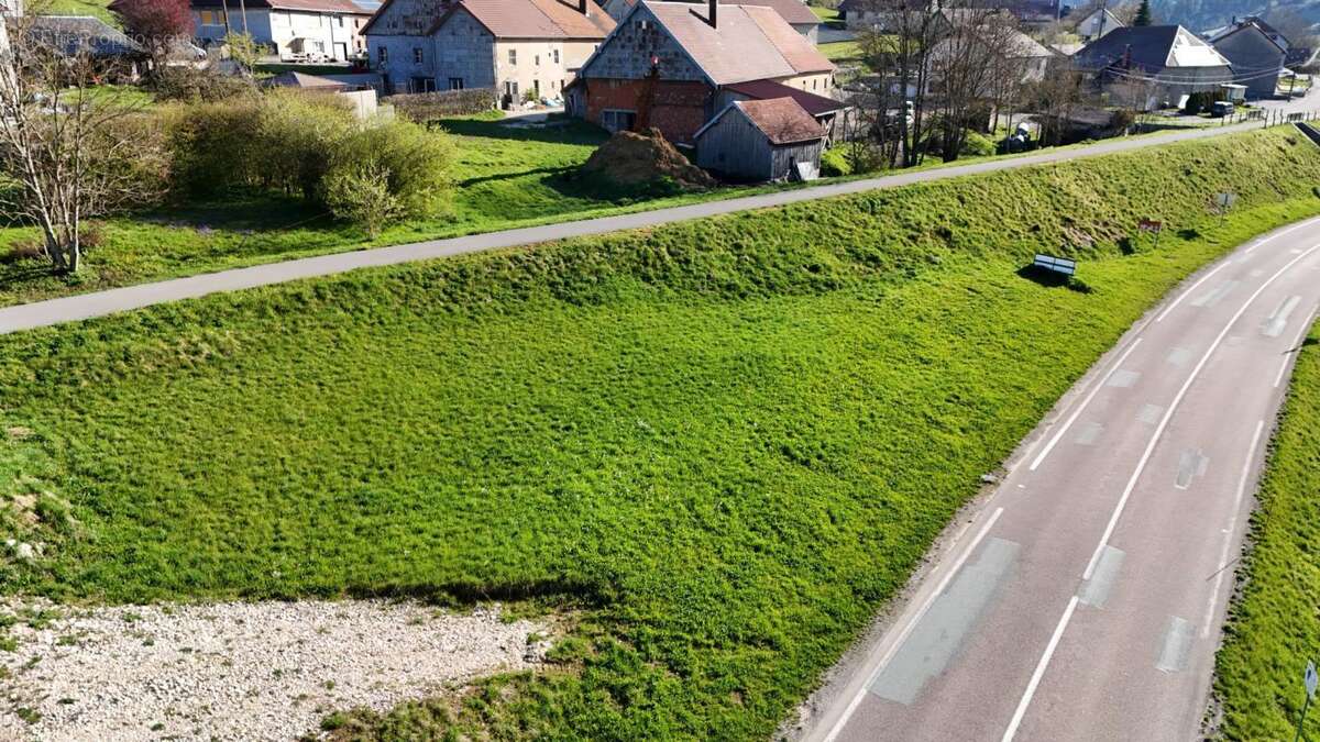 Terrain à MAISONS-DU-BOIS-LIEVREMONT