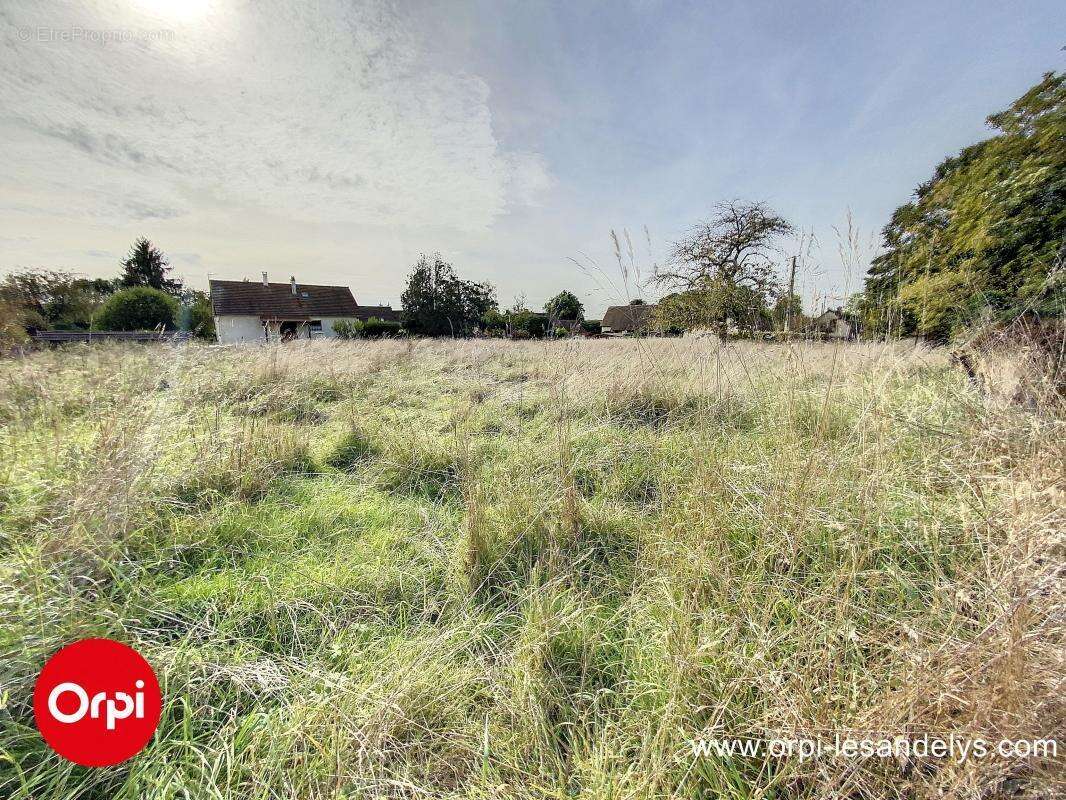 Terrain à MEZIERES-EN-VEXIN