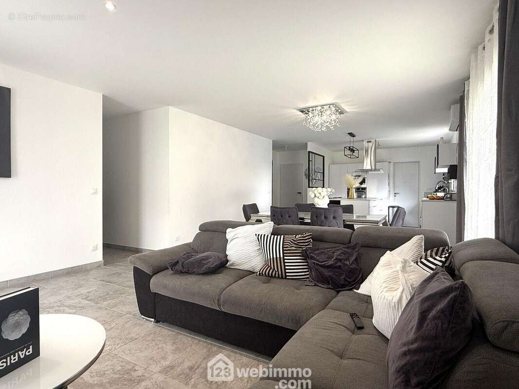 Depuis le séjour, - Maison à NEUVILLE-DE-POITOU