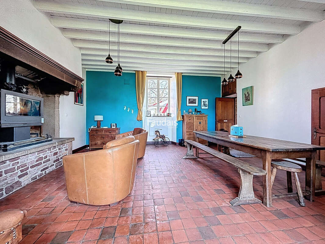 Maison 253 m² à Le Dezert  - photo 4