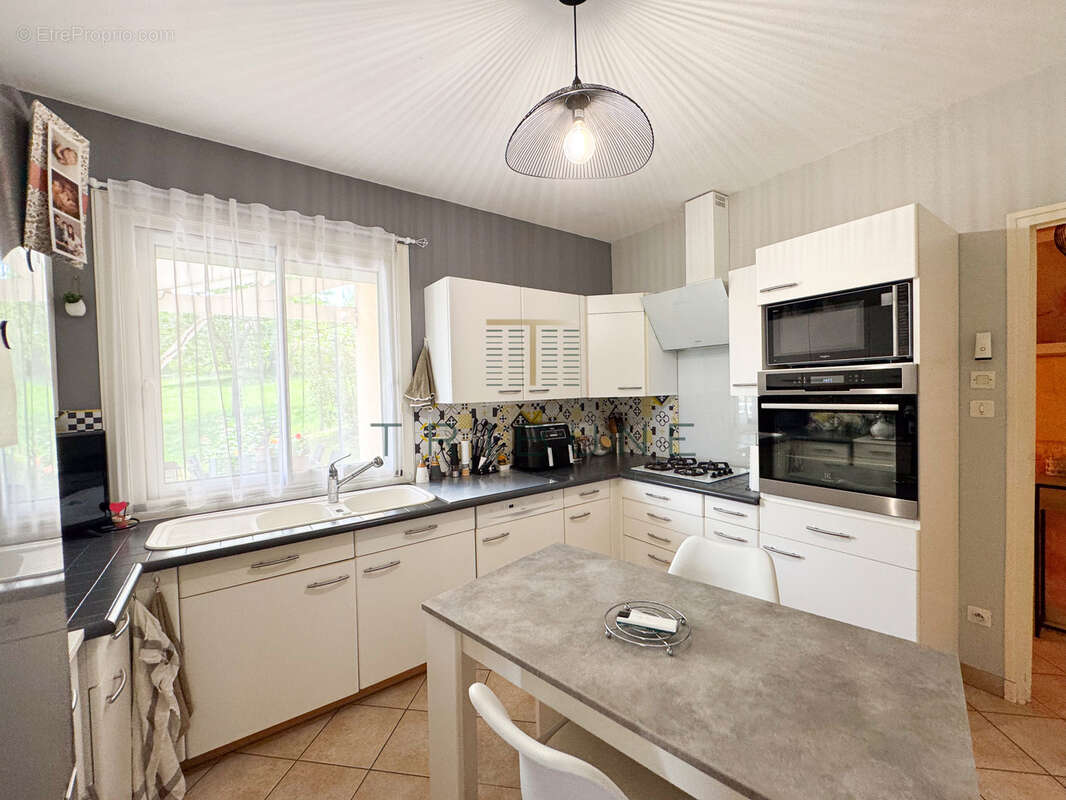 Maison familiale à vendre à Foulayronnes avec piscine, terrain clos et terrasse - photo 8