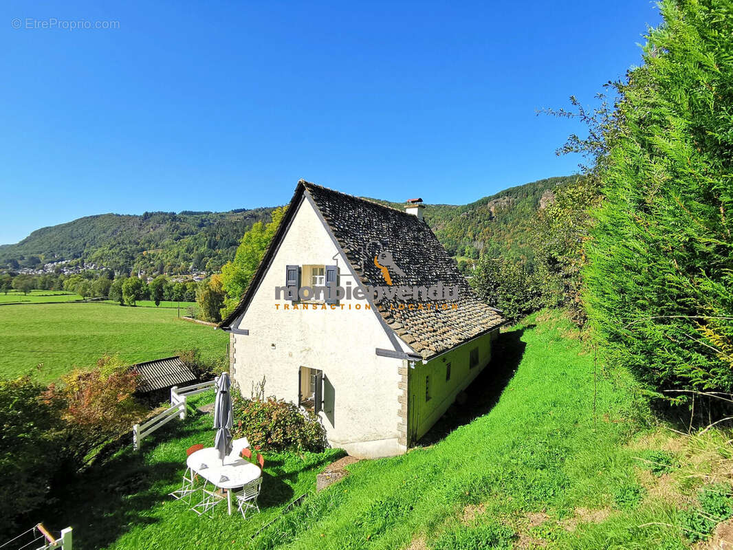 Maison à VIC-SUR-CERE