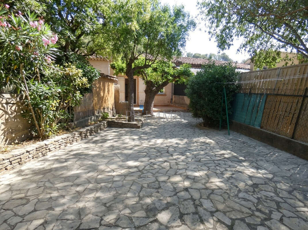 Appartement de plain pied sur 234 m2 de terrain avec garage et cave le thoronet - photo 5