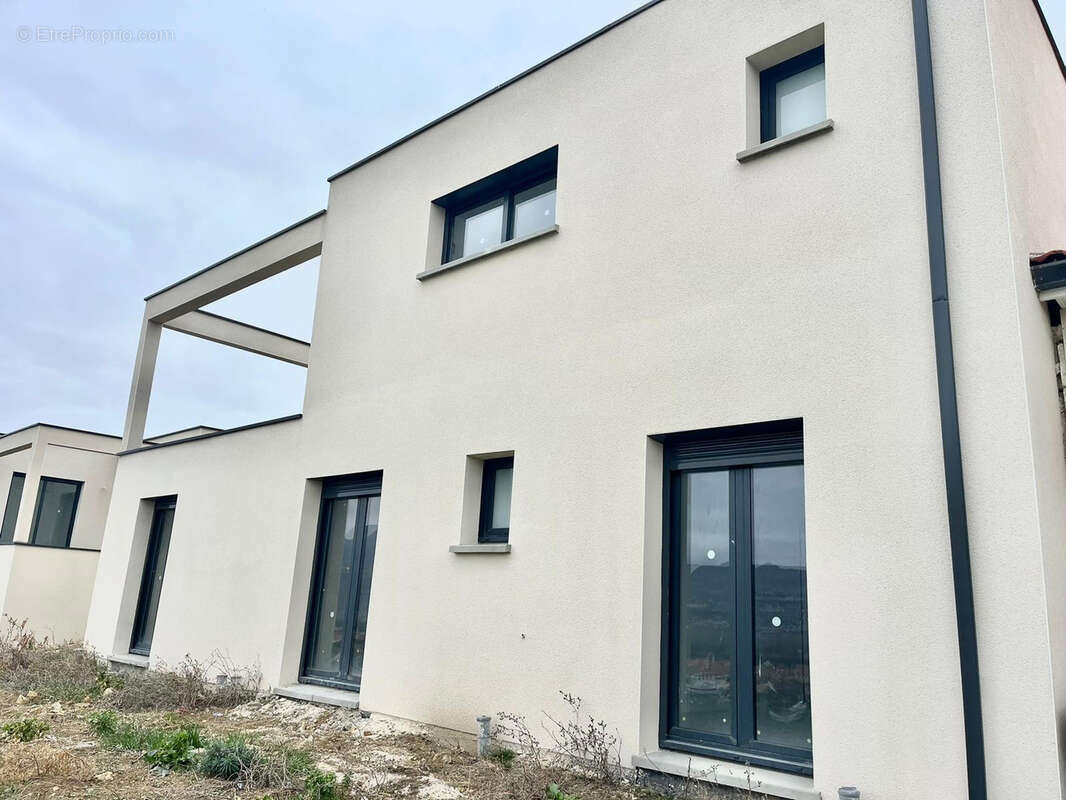 Maison à LES MARTRES-DE-VEYRE