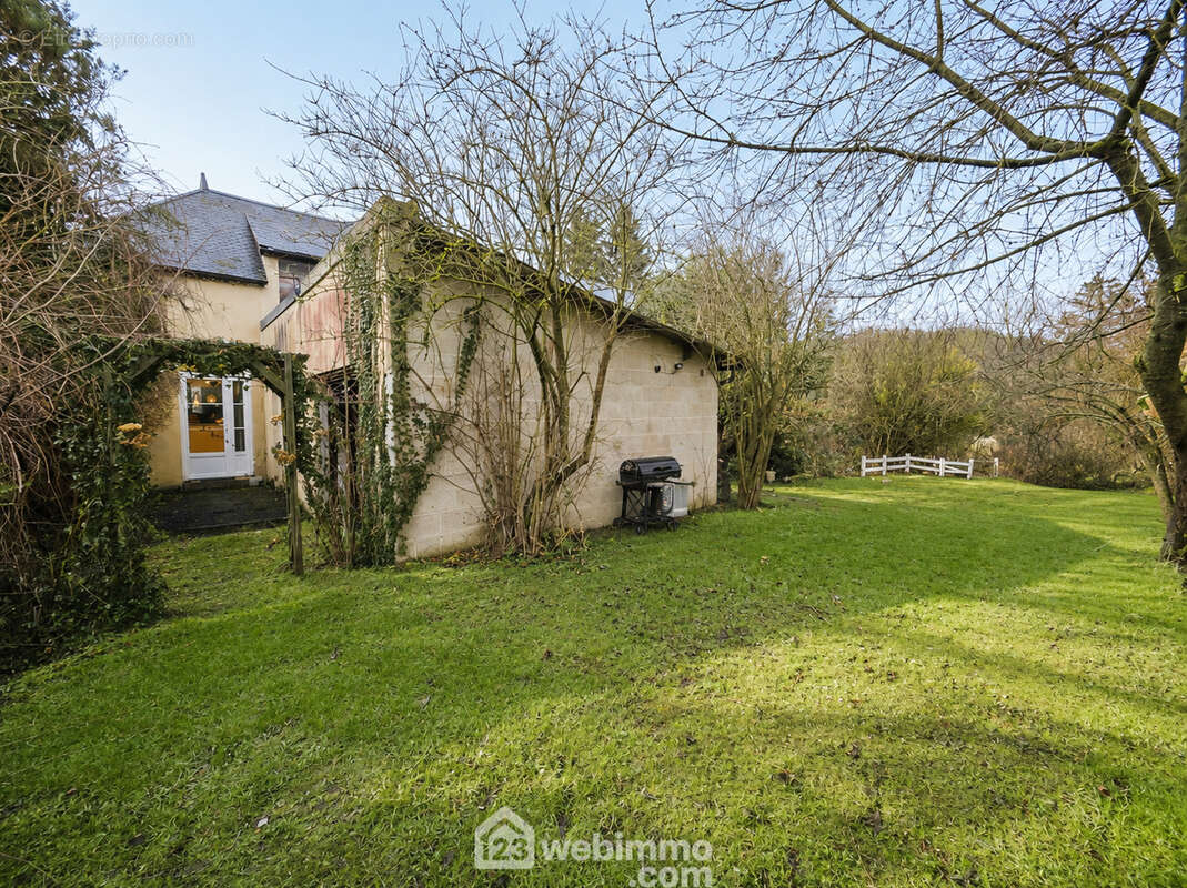 Édifiée sur une parcelle de 387 m² avec extérieur agréable - Maison à SEPTVAUX