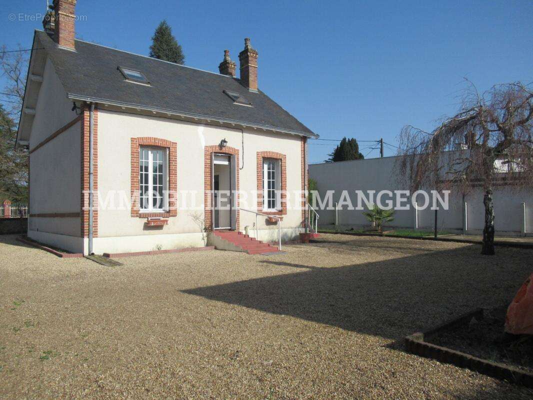 Maison à SELLES-SAINT-DENIS