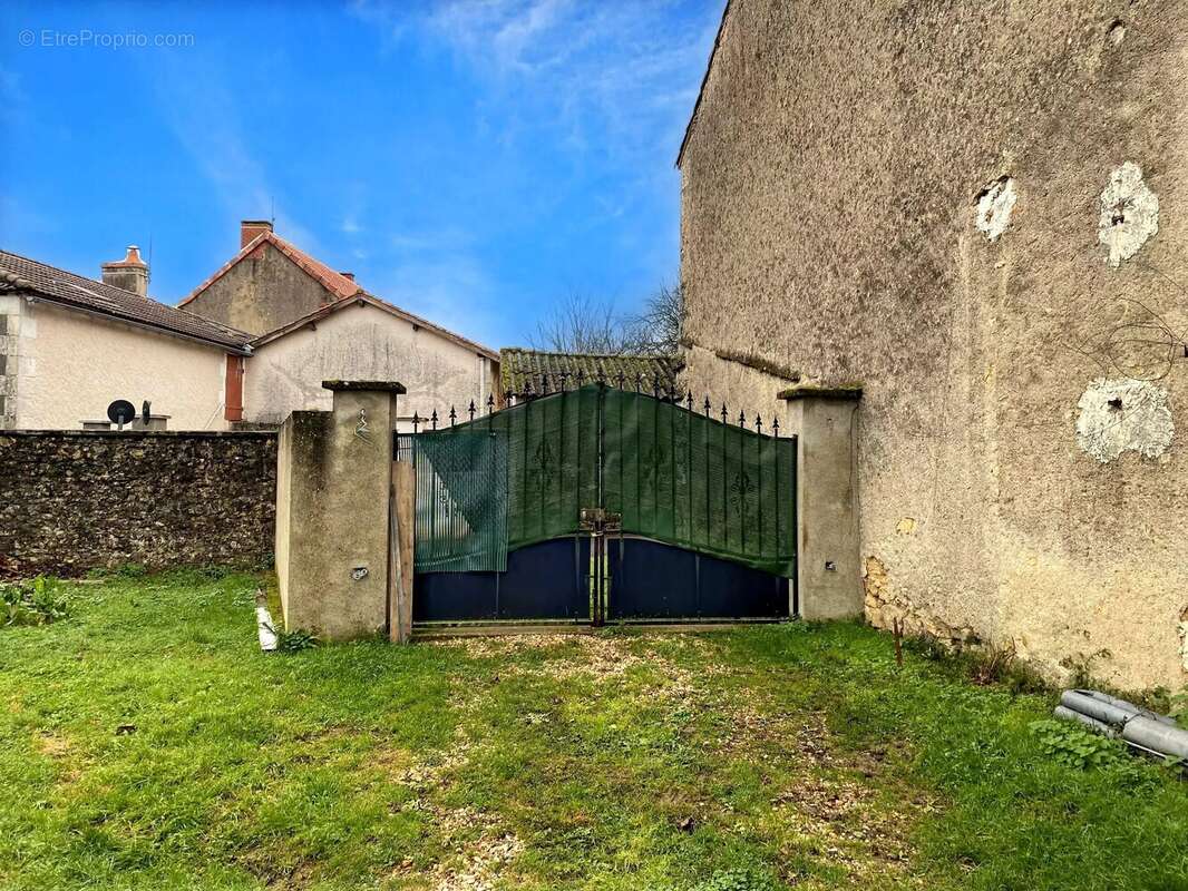 Une belle maison avec dépendances et jardin proche d'une grande ville - photo 15