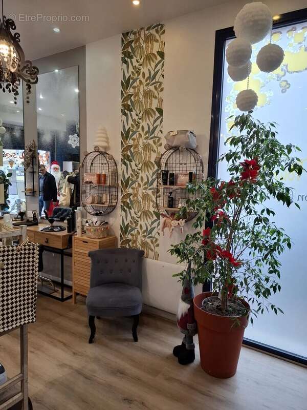 Commerce à MAGNY-LES-HAMEAUX