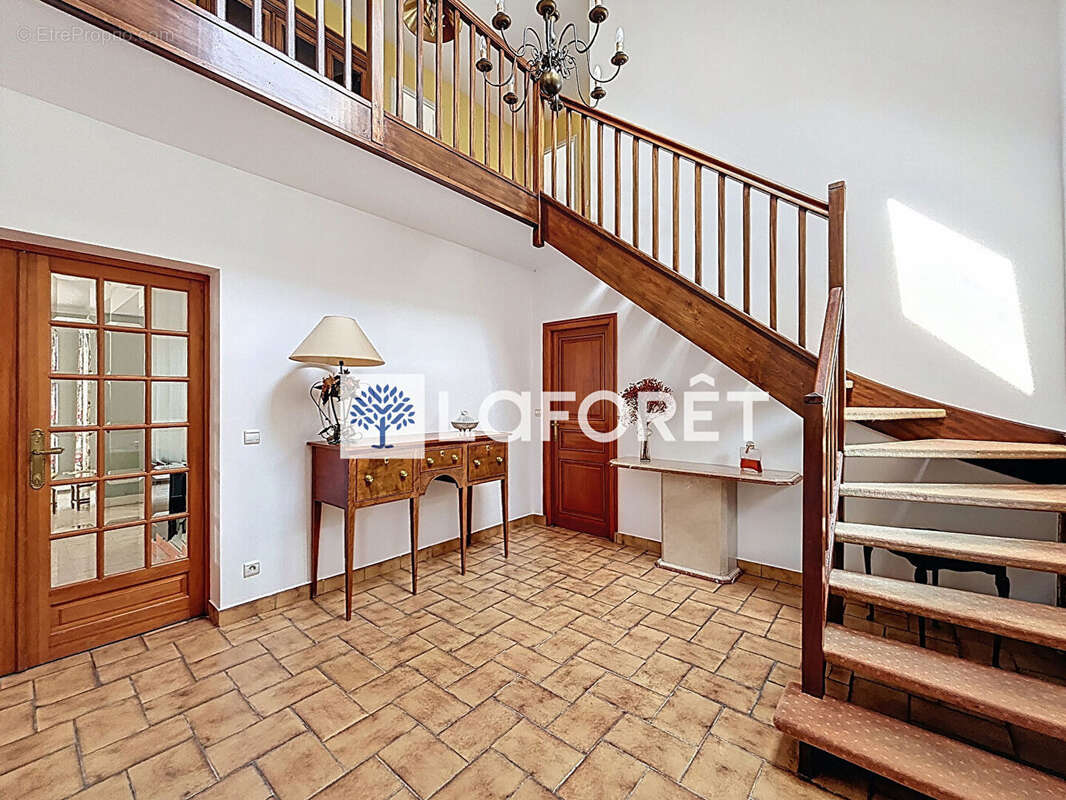 Maison familiale dans résidence avec piscine à Saint-Nom-la-Bretèche - photo 8