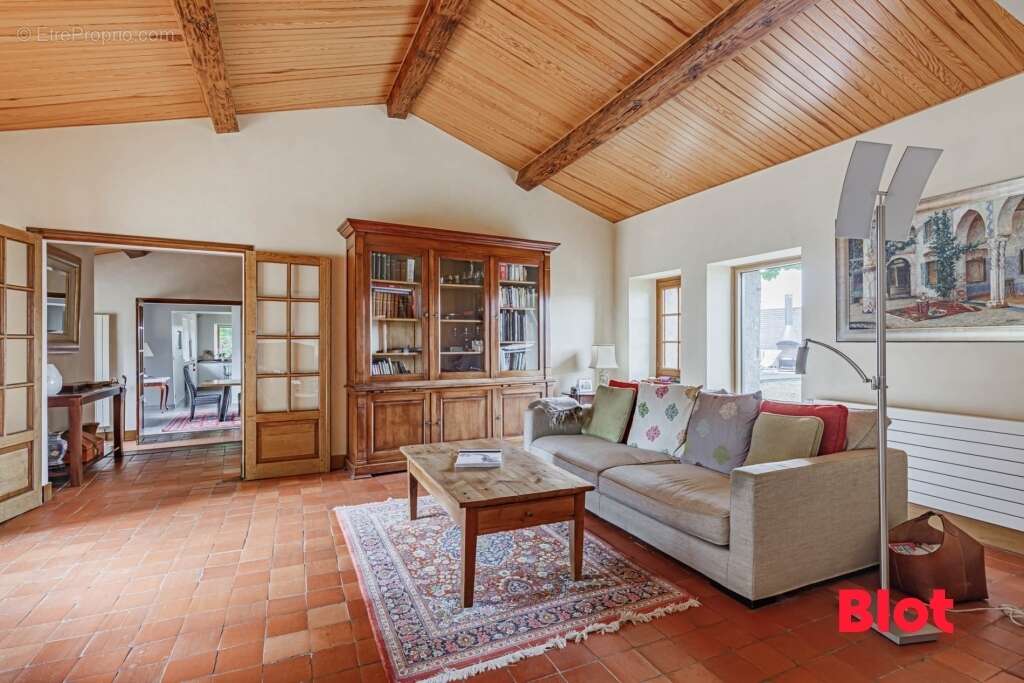 Maison 251 m² à Saint-Julien-De-Concelles  - photo 5