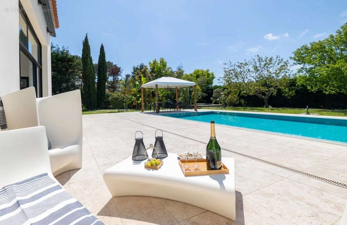 Maison à ROQUEFORT-LES-PINS