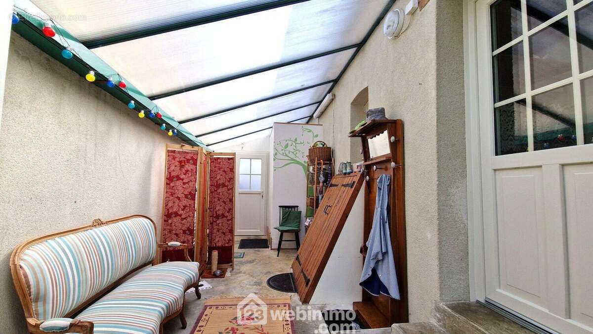 Vous apprécierez cette véranda d&#039;entrée de 13 m² - Maison à VESLUD