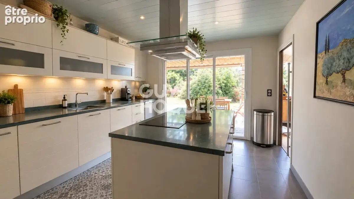 Pluneret - Maison familiale de plain-pied, 205 m² sur 2159 m² de terrain - photo 2