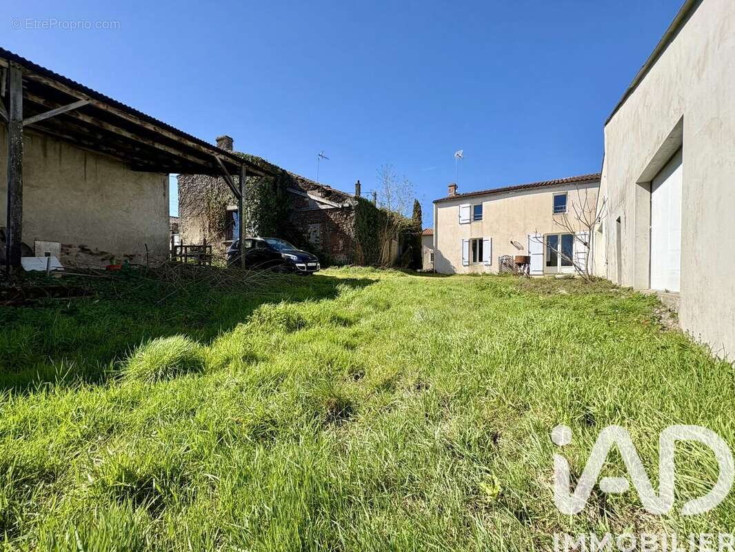 Photo 3 - Maison à SAINT-HILAIRE-LE-VOUHIS