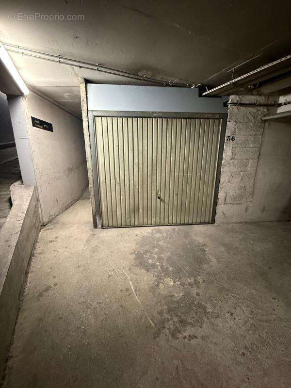 Parking à PARIS-18E