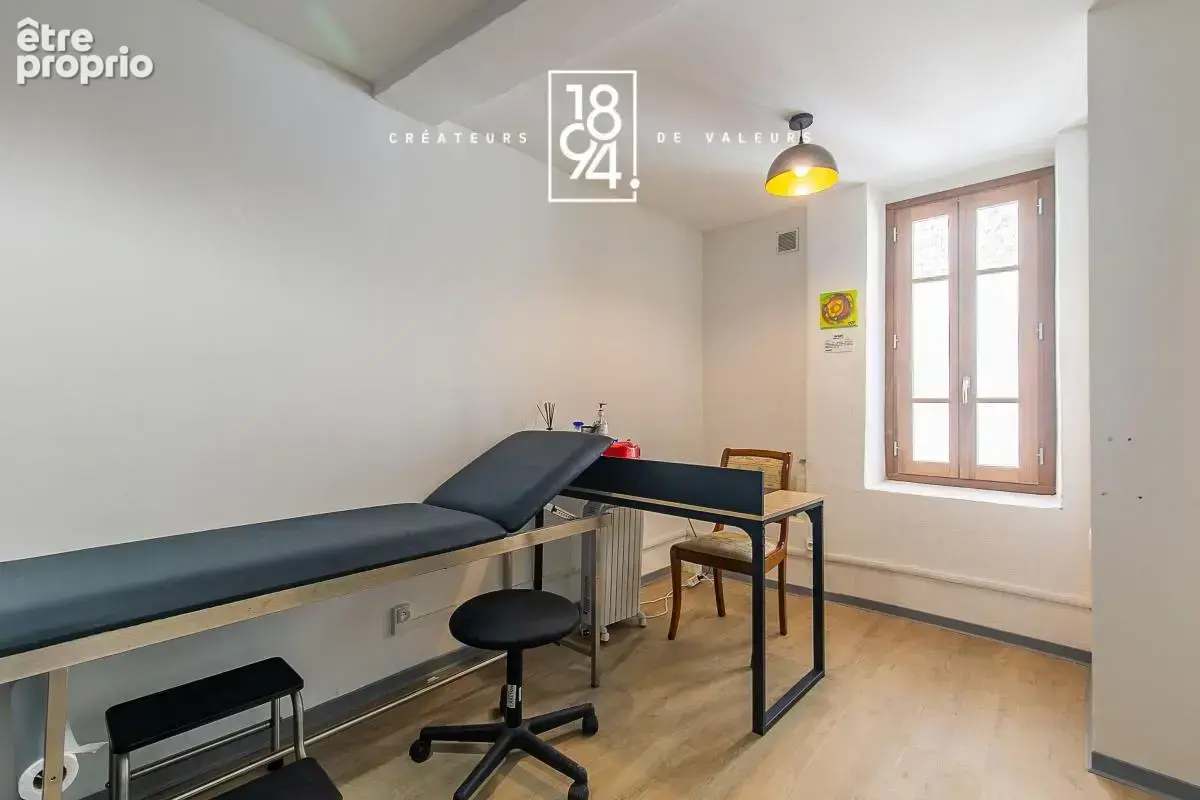 Maison de ville renove cabinet medical et appartement t2 centre ville 13560 senas - photo 2