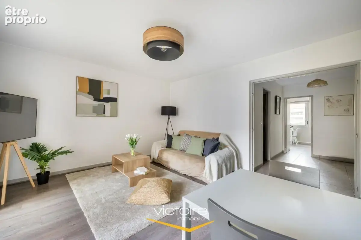 VILLEURBANNE / LIMITE MONTCHAT – Place Ronde – Spacieux T3 de 85 m2 traversant avec balcon - photo 3