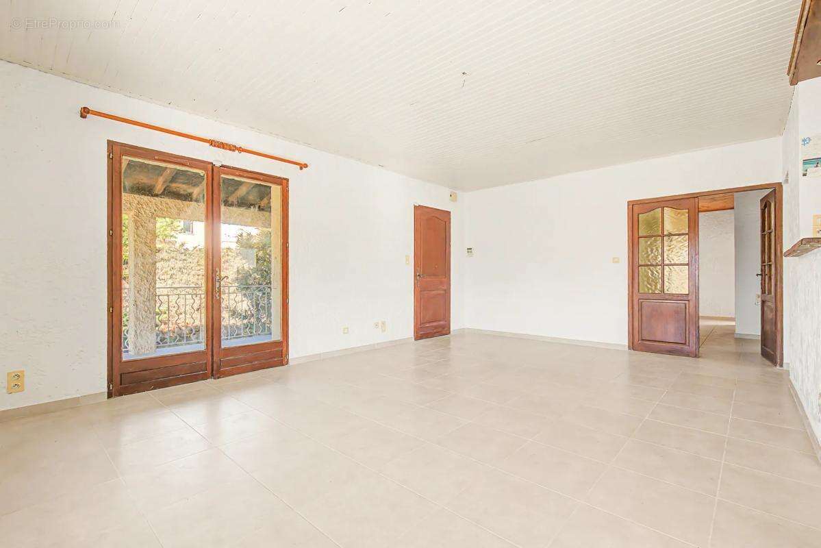 Maison à ENTRAIGUES-SUR-LA-SORGUE